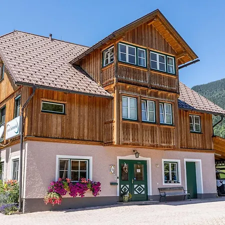 Neuper Apartman *